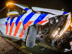 Een politieauto raakte bij de achtervolging zwaar beschadigd (foto: Sem van Rijssel/SQ Vision Mediaprodukties).