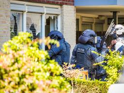 Arrestatieteam haalt man die voor overlast zorgt uit woning in Veldhoven