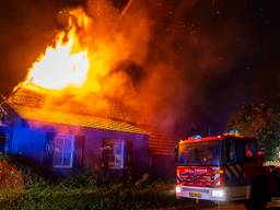 Uitslaande brand verwoest dak en zolder van woonboerderij in Geffen