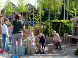 Modderkeuken bij Montessori+ in Prinsenbeek (beeld: Provincie Noord-Brabant).