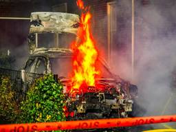 Giftige rook bij autobrand, huizen midden in de nacht ontruimd