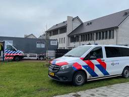 Ook overdag gaat het politieonderzoek door (foto: Imke van de Laar)