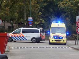 Politie en ambulance bij de plek waar de fietsster werd aangereden (foto:  FPMB Erik Haverhals).