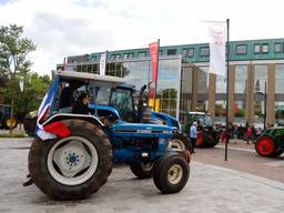 Tractoren voor het gemeentehuis in Cuijk (foto: SK-Media/SQ Vision Mediaprodukties).