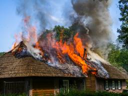 Brand in woonboerderij met rieten dak