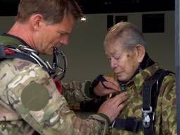 98-jarige Loek springt nog één keer uit een vliegtuig