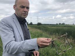 Jan de Wit met een klem die hij vond bij een vossenhol.