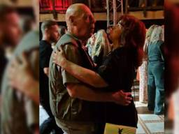 Jan waagt een dansje met zijn grote liefde (foto: Facebook).