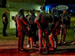 Bij de inval in het gebouw aan de Insulindestraat in Tilburg werd een arrestatieteam ingezet (foto: SQ Vision).