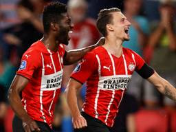 Olivier Boscagli (rechts) scoorde de vierde treffer van PSV tegen SC Cambuur (foto: ANP2021/Maurice van Steen).