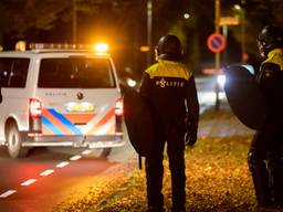 De politie was massaal aanwezig in het onrustige Roosendaal (foto: Christian Traets/SQ Vision).