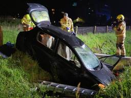 De auto belandde na de crash op de A77 in een sloot (foto: SK-Media).