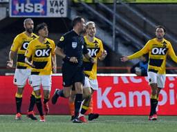 Onbegrip bij de spelers van NSC na afgekeurde goal.