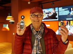Jan Denneman gaat de deur niet uit zonder zijn luxmeter (foto: Omroep Brabant)
