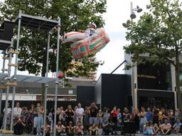 Kasper Vandenberghe laat zich van 4.20 meter hoogte vallen. Foto: Malini Witlox.