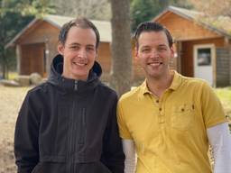 Dennis (l) en zijn partner Jelle (foto: AvroTros/Ik Vertrek)