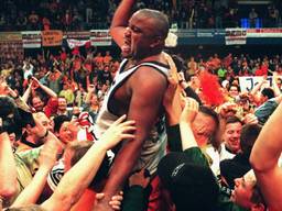 Riley Smith wordt op de schouders genomen bij kampioenschap van Den Bosch in 1997 (Foto: ANP)