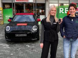 Gina Beumker (links) en Ankie Verschuuren bij de MINI Cooper in Eindhoven (foto: Rogier van Son).