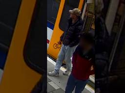 De jongeman met pet zou de conducteur getrapt hebben (foto: politie.nl).