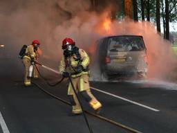 De bestuurder moest de bestelbus op het midden van de rijbaan stilzetten omdat het vuur razendsnel om zich heen greep (foto: Sander van Gils/SQ Vision). 