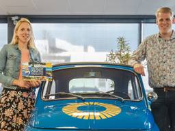 Carin en haar man Robert met de vakantiecheque die nu waardeloos is (foto: Carin Vergeer).