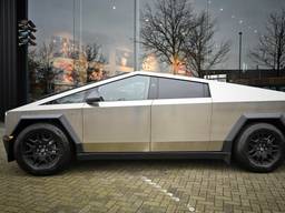 Stijn (23) rijdt met de eerste Tesla Cybertruck door Brabant: ‘Heel apart'