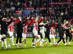 PSV-spelers vieren de zege op Liverpool (foto: ANP).