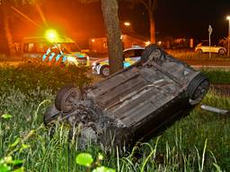 De auto eindigde ondersteboven in de berm naast de Heikantstraat in Waalre (foto: Rico Vogels/SQ Vision).