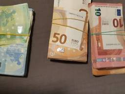 De politie nam een grote hoeveelheid geld in beslag (foto: Politie.nl).