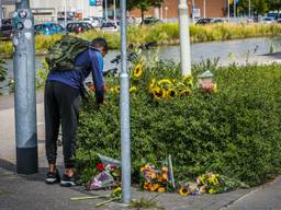 Een man legt bloemen neer voor de omgekomen tiener (foto: SQ Vision).