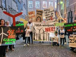 Demonstranten bij stadhuis Den Bosch (foto: Noël van Hooft)