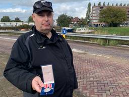 Edwin van Bezouwen op de plek waar hij een vrouw uit de Mark redde (foto: Eva de Schipper).