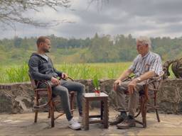 Filmmaker Martijn met Noud in Tanzania (beeld: Vergezocht/Omroep Brabant).