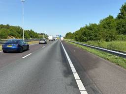 De olievlek op de A58 (foto: Weginspecteur Ivo).