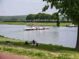 Veerpont steekt de Maas over naar Cuijk (foto: ANP).