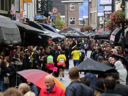 Weer of geen weer: op het Stratumseind is het op marathonzondag altijd druk (foto: Martijn de Bie).