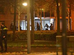 Veel agenten bij het flatgebouw (foto: Perry Roovers/SQ Vision Mediaprodukties).