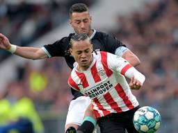 Xavi Simons in duel met Ivo Pinto (Foto: ANP)