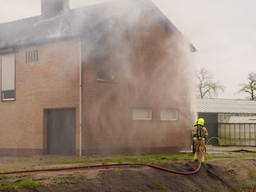 Het vuur woedde op de eerste etage van het huis (foto: Harrie Grijseels/SQ Vision).