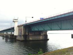 De Haringvlietbrug (foto: archief).