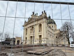 Staat dit bouwhek straks voor altijd rond de basiliek? (foto: Robert te Veele).