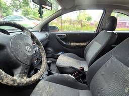 Het interieur van de auto zit onder de schimmel (foto: Collin Beijk).