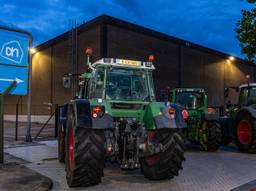 Boeren blokkeerden het distributiecentrum van Albert Heijn in Tilburg (foto: Jack Brekelmans/SQ Vision).