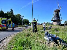 De bestuurder van een auto heeft maandagmiddag rond kwart over vijf in Oisterwijk vermoedelijk een motorrijder over het hoofd gezien. Het gevolg: een botsing op de kruising van de Pannenschuurlaan met de Langvennen-Noord. Door de klap vloog de motor de be