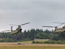 De twee Chinooks vertrekken, op weg naar Spanje (foto: Minister van Defensie).