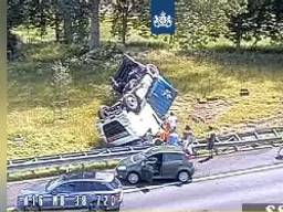 Het ongeval op de A16 (foto: Rijkswaterstaat)