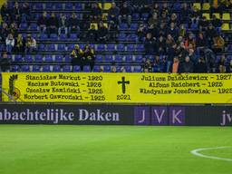 Twee grote spandoeken sierden de B-side, het vak waar veel fanatieke supporters staan.