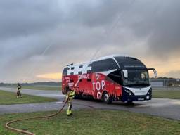 De bus onder het watersalut op Breda International Airport. 