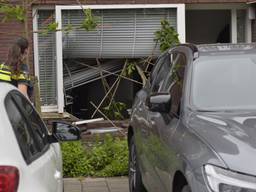 De vrouw ramde met de auto de gevel van haar huis (foto: Perry Roovers/SQ Vision).