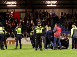 Politie en EHBO hebben hun handen vol aan de fans na afloop van Telstar - Den Bosch (foto: Hans van der Valk/Orange Pictures).